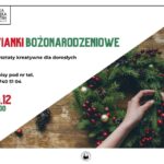 fragment fotografii ręka kobiet dekoruje świerkowy wianek czerwonymi gałązkami