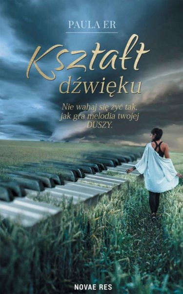 okładka ksiażo klawisze wtapiaja się w zdjęcie pola, p którym idzie młoda kobieta pochmurne niebo