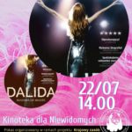 różowe boa w tle na pierwszym planie piosenkarka Dalida