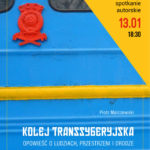 tłem jest niebieska sciana pociągu z małymi okienkami i czerwonym herbem Kolej Transsyberysjka