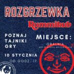 granatowe tło logo rummikub zarys twarzy w kółku