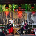 Widok na scenę XI Gali Alei Gwiazd Literatury. Na scenie siedzą i rozmawiają Magdalena Grzebałkowska i Miłka Skalska.