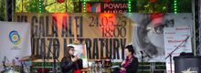 Widok na scenę XI Gali Alei Gwiazd Literatury. Na scenie siedzą i rozmawiają Magdalena Grzebałkowska i Miłka Skalska.