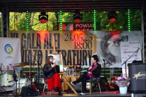 Widok na scenę XI Gali Alei Gwiazd Literatury. Na scenie siedzą i rozmawiają Magdalena Grzebałkowska i Miłka Skalska.