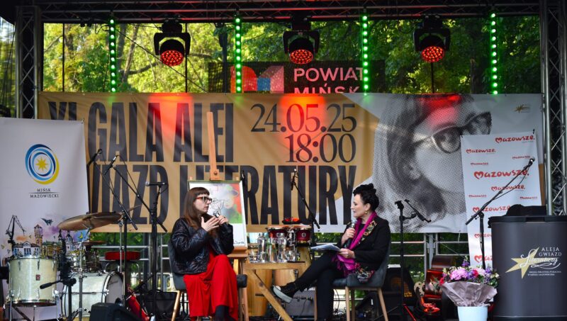 Widok na scenę XI Gali Alei Gwiazd Literatury. Na scenie siedzą i rozmawiają Magdalena Grzebałkowska i Miłka Skalska.