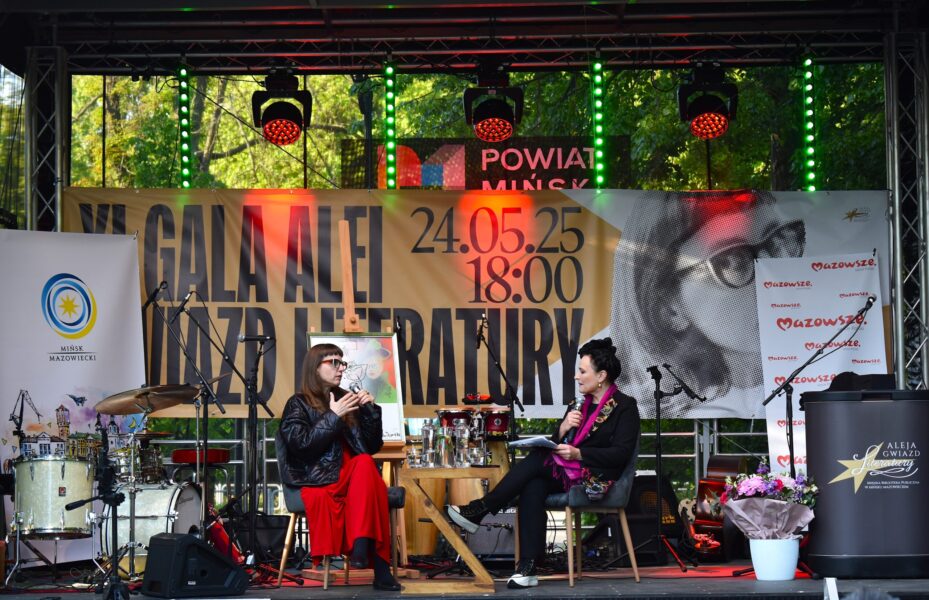 Widok na scenę XI Gali Alei Gwiazd Literatury. Na scenie siedzą i rozmawiają Magdalena Grzebałkowska i Miłka Skalska.