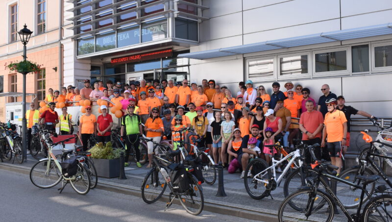 grupowe zdjęcie rowerzystów