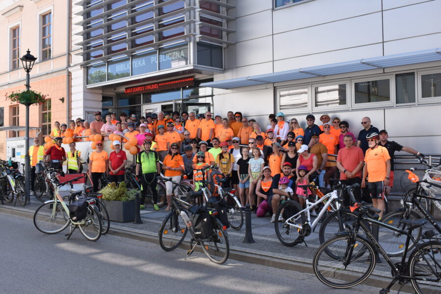 grupowe zdjęcie rowerzystów