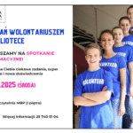 plakat informacyjny dotyczący spotkania dla wolontariuszy, po lewej stronie szczegóły spotkania, po prawej zdjęcie przedstawiające cztery młode osoby w koszulkach "volunteer"