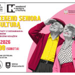 Zdjęcie przedstawia plakat promujący wydarzenie zatytułowane „Weekend Seniora z Kulturą”, organizowane przez Miejską Bibliotekę Publiczną w Mińsku Mazowieckim oraz Ministerstwo Kultury i Dziedzictwa Narodowego. W ramach wydarzenia odbędą się warsztaty z ozdabiania słoików i brzegów książek, zaplanowane na 3 października 2026 r.. godz. 10:00 (sobota). Rejestracji można dokonać pod numerem telefonu (0) 25 740 51 04. Na plakacie widnieją ilustracje starszego mężczyzny i kobiety, oboje uśmiechnięci.