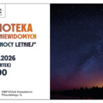 Plakat Miejskiej Biblioteki Publicznej w Mińsku Mazowieckim zapraszający na Kinotekę dla Niewidomych pt. „Sen nocy letniej”, która odbędzie się 12 listopada 2026 roku (czwartek) o godz. 13:00. Po prawej stronie plakatu znajduje się zdjęcie nocnego nieba. Na dole podano adres biblioteki: Mińsk Mazowiecki, ul. Piłsudskiego 1a.