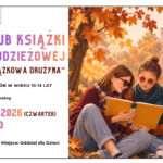 Plakat Miejskiej Biblioteki Publicznej w Mińsku Mazowieckim zapraszający na spotkanie Klubu Książki Młodzieżowej „Książkowa Drużyna”, skierowane do młodzieży w wieku 10–13 lat. Spotkanie odbędzie się 19 listopada 2026 roku (czwartek) o godz. 17:00 w Oddziale dla Dzieci. Wstęp wolny. Po prawej stronie plakatu znajduje się zdjęcie dwóch nastolatek siedzących na tle jesiennego parku i wspólnie czytających książkę.