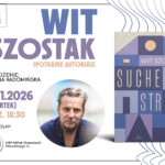 Plakat Miejskiej Biblioteki Publicznej w Mińsku Mazowieckim zapraszający na spotkanie autorskie z Witem Szostakiem, prowadzone przez Justynę Radomińską. Wydarzenie odbędzie się 26 listopada 2026 roku (czwartek) o godz. 18:30. Wstęp wolny. Na plakacie umieszczono portret autora oraz okładkę jego książki „Suche strugi”, utrzymaną w geometrycznej stylistyce, z motywem domu i napisami w odcieniach niebieskiego, fioletu i beżu. W dolnej części znajduje się logo biblioteki oraz adres: Miejska Biblioteka Publiczna, ul. Piłsudskiego 1a, Mińsk Mazowiecki.
